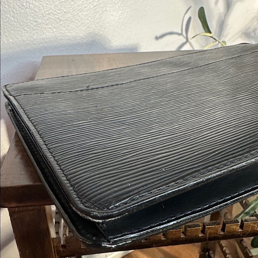 Louis Vuitton black epi clutch see photos for wear and condition - Picture 11 of 12